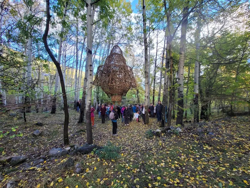 Weaving the Future - Installation (2023) - Wild clematis and supporting structure in round steel by Véronique Matteudi