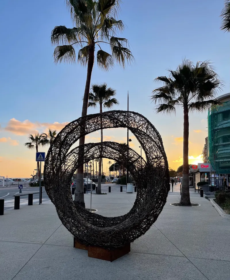 A route featuring  monumental artworks along the Charles de Gaulle quays in Bandol (Var) - Exposition (2025) - Wild clematis and  structure in round steel bar by Véronique Matteudi