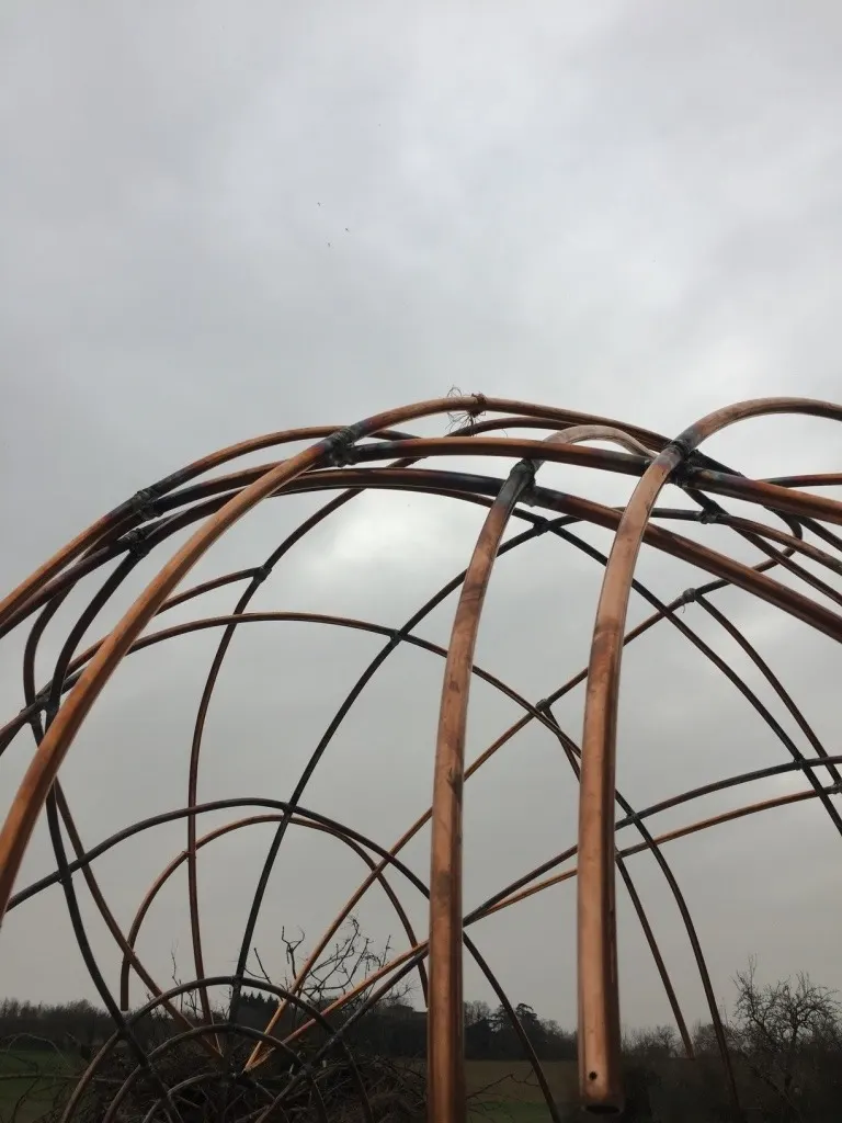 The Eye of Guénolé - Installation (2021) - Copper pipes and wires of different diameters, optical lens by Véronique Matteudi