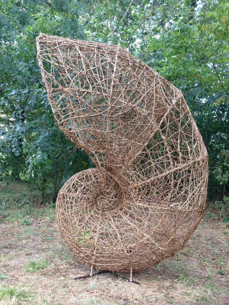 The Nautilus - Sculpture (2018) - Wild clematis and  structure in round steel bar by Véronique Matteudi