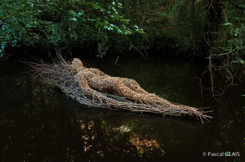 Ultimo - Installation (2014) - Wild clematis and hazel by Véronique Matteudi