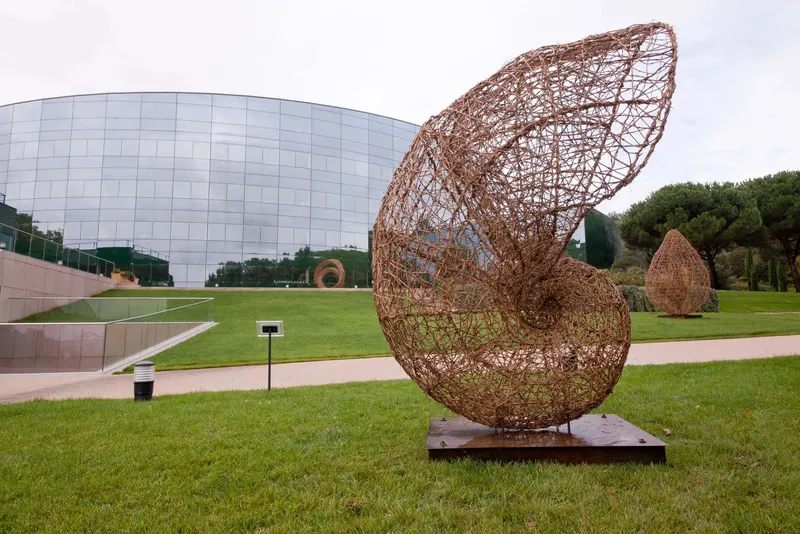 The Nautilus - Installation (2018) - Wild clematis and  structure in round steel bar by Véronique Matteudi